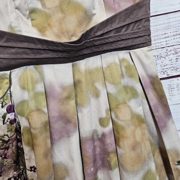 Floreat embroidered pleated dress - Picture 8 of 15